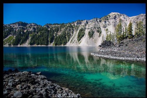 Emerald waters in Fumarole Bay, Wizard Island. Crater Lake National Park, Oregon, USA.